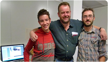 Lars van den Hoek, amb els investigadors Isaac Casanovas i Marc Furió, durant la seva visita a l'ICP.