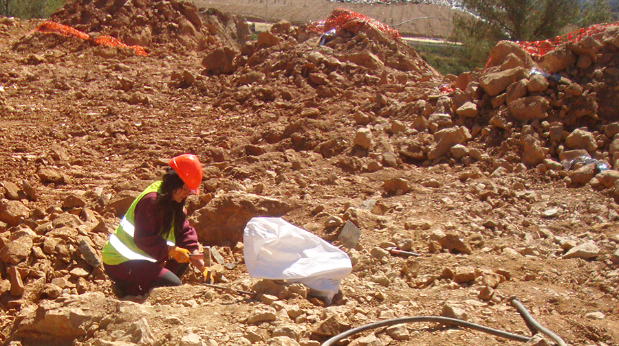 Paleontòloga de l'ICP durant els treballs d'excavació de les restes d’Eomellivora moralesi. (Josep Robles / ICP)