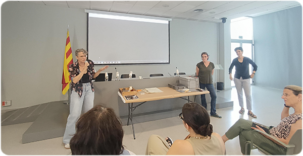 Xènia Aymerich, Cap de l’Àrea de Conservació i Preparació de l'Institut Català de Paleontologia Miquel Crusafont, presentant la Guia d’embalatges permanents per a col·leccions de ciències naturals.