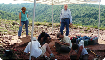 Emili Ramon, un dels descobridors, visitant les excavacions al jaciment de La Móra