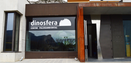 Façana exterior de l'espai Dinosfera, a Coll de Nargó (ICP)