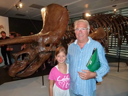 Manel Garcia y su nieta en la inauguración de la exposición