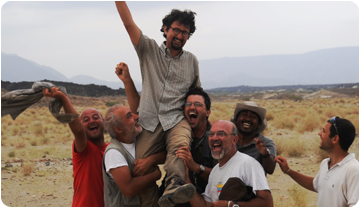 Els companys de Massimo el feliciten per la trobada d'un crani a Buya.