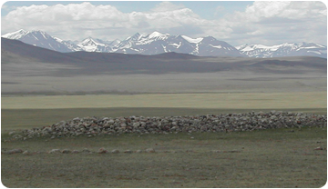 Paisatge de l'Altai i una tomba escita abans d'excavar.