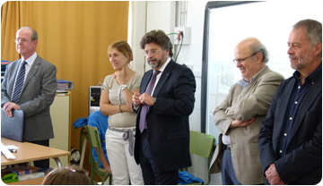 El secretari d'Universitats i Recerca, Antoni Castellà, i altres acompanyants durant la presentació del joc sobre en Miquel Crusafont. 