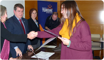 Laura Celià saluda Olga Olivé, Presidenta del Consorci de Turisme del Vallès Occidental 