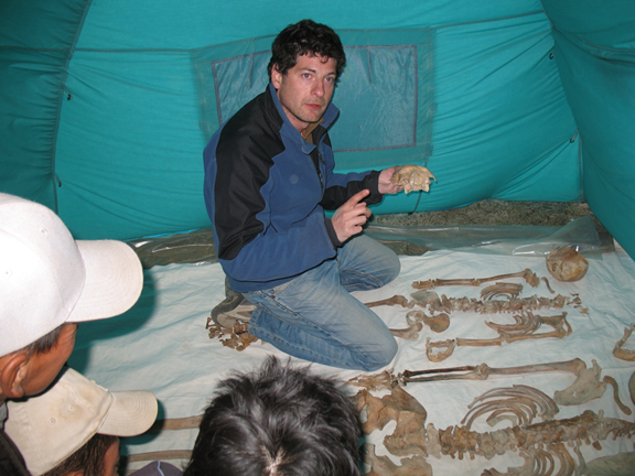 L'investigador de l'ICP Xavier Jordana a la tenda/laboratori durant les excavacions.