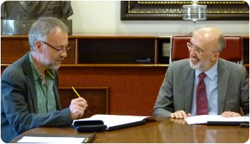 Salvador Moya (director de l'ICP) i Giacomo Pignataro (rector de la universitat de Catania) durant la signatura del conveni