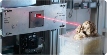 Cráneo fósil en la linea de luz I12 del Diamond Light Source. (Crédito: Copyright de Diamond Light Source Ltd)