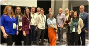 D'esquerra a dreta: Margaret Lewis, Hannah Taboada, Myra Laird, John Sanders Krigbaum, Bernard Wood, Elisabeth Fillion, Chris Robinson, Denise Su, Terry Harrison, William Sanders, Susan Anton, Julia Arias-Martorell, Kieran P. McNulty
