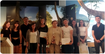 Imagen de las ganadoras de la edición de este año del concurso &quot;Historias fósiles&quot; con la paleontóloga Lourdes Casanovas y el jurado del concurso